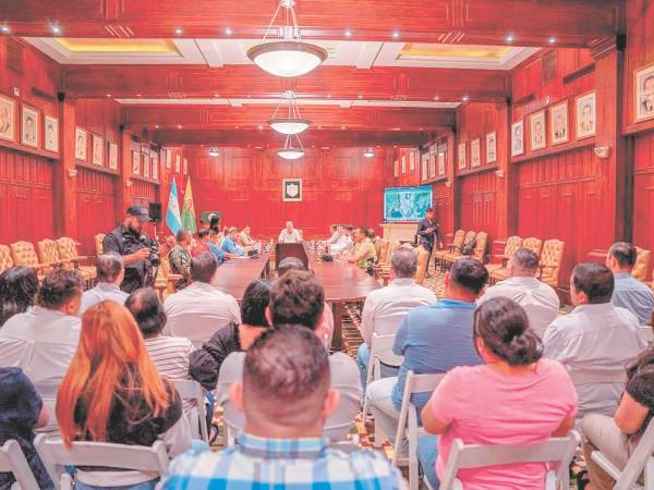 El alcalde Roberto Contreras encabezó la reunión en que se juramentaron los 140 codeles.