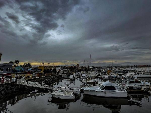 Varias embarcaciones detenidas en el puerto de Ensenada en Baja California.