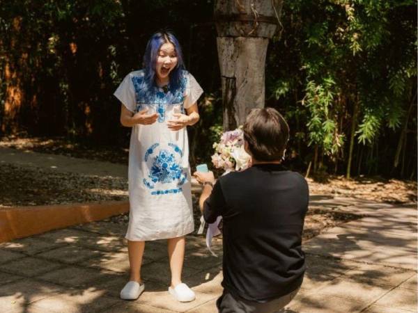 Chingu Amiga al momento de su pedida de mano.
