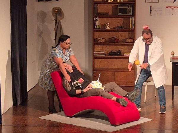 Una de las Escenas en la que el Dr. Edipo ( Víctor Canales) utiliza métodos no convencionales para sanar a un paciente.