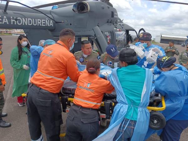La menor de cuatro años afectada por la explosión ocurrida en una fábrica artesanal de productos pirotécnicos en Nueva Arcadia, Copán, fue trasladada a Tegucigalpa para recibir atención especializada en el Hospital CEHNIQ, donde es atendida por médicos de Fundaniquem.