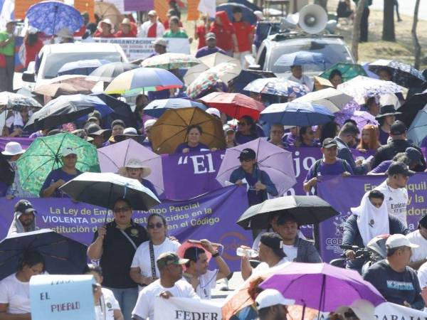 Trabajadores hondureños salieron a las calles este Primero de Mayo para conmemorar el Día Internacional del Trabajo, en una jornada marcada por consignas contra el alto costo de vida, la falta de empleo y la exigencia de mejores condiciones laborales.