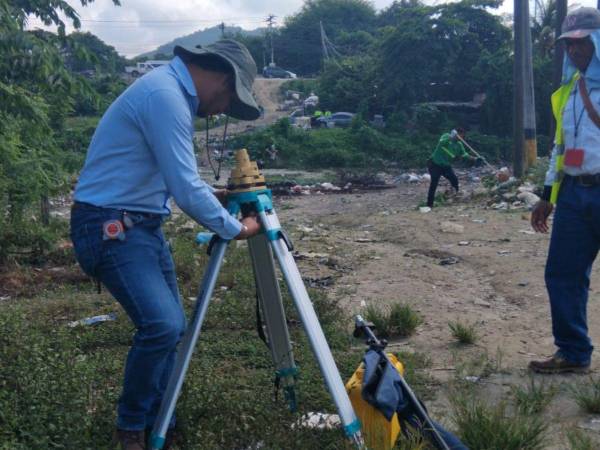 Personal de la Municipalidad de San Pedro Sula realiza estudios topográficos en El Limonar.