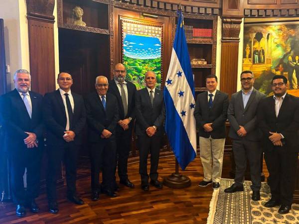 El presidente de Honduras, Nasry Asfura en reunión con los encargados del proyecto de modernización de Puerto Cortés.