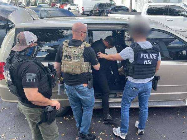Agente de ICE realizan el arresto de un indocumentado en Florida.