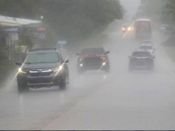 Desde el domingo, algunos hondureños fueron alcanzados por las lluvias al regreso de sus vacaciones por el feriado Morazánico.
