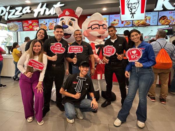 El equipo de Grupo Comidas celebró con entusiasmo la apertura de este nuevo Food Court, ubicado en el corazón de San Pedro Sula.