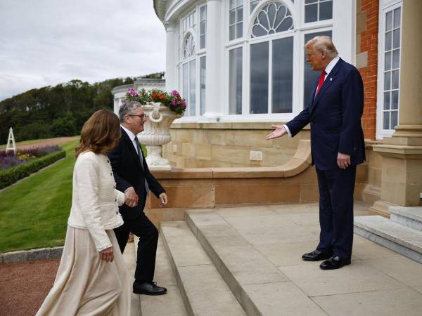 Trump recibe al primer ministro británico Keir Starmer (C) y su esposa, en su resort de golf en Turnberry, Escocia.