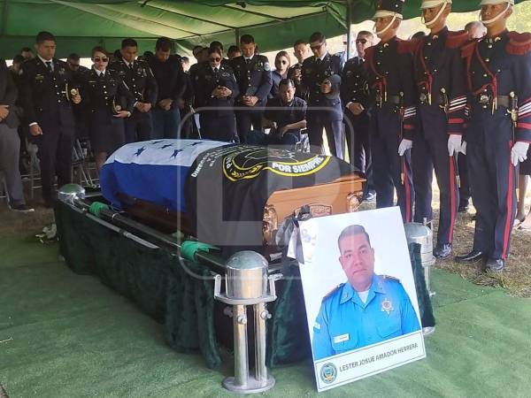 En medio de profundo dolor y acompañamiento institucional, este sábado se llevaron a cabo los sepelios de los agentes de la Dirección Policial Anti Maras y Pandillas Contra el Crimen Organizado (Dipampco) que perdieron la vida durante un enfrentamiento armado en Corinto, Omoa, Cortés.