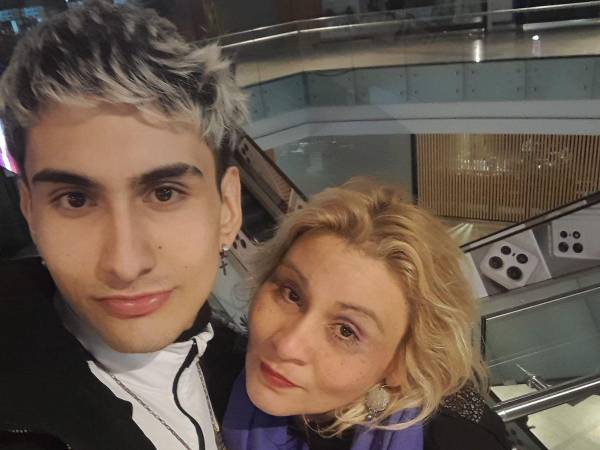 La detención de Leandro Agustín Imbrogiano, un joven de 19 años, por el presunto asesinato de su madre, María Roxana Imbrogiano, ha revelado un inquietante historial de mensajes en redes sociales que evidenciaban una relación llena de tensiones y resentimientos.