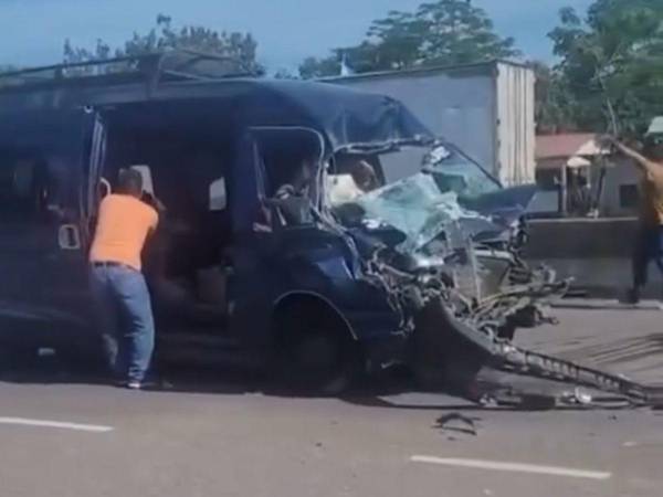 El autobus quedó completamente destruido de la parte frontal.