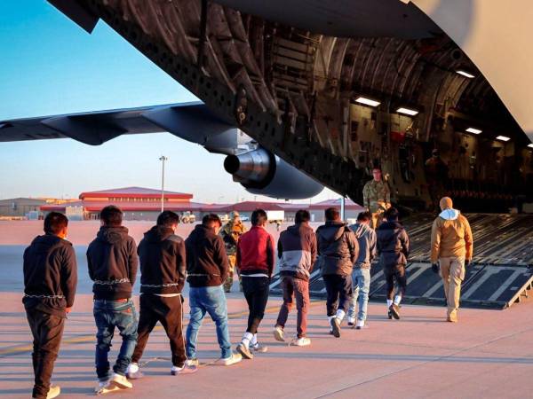 Un grupo de migrantes deportados en un avión militar de Estados Unidos en una imagen de archivo.