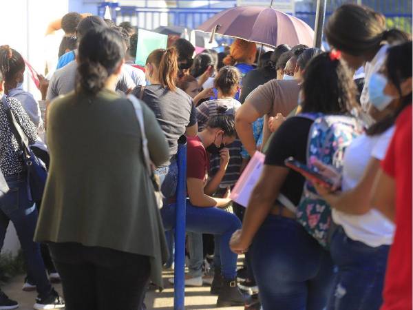 Muchos hondureños buscan a diario una oportunidad laboral afuera de las maquilas, la industria genera más de 140,000 empleos en Honduras.