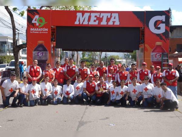 El equipo de la Cruz Roja durante la 49 Maratón de Diario La Prensa.