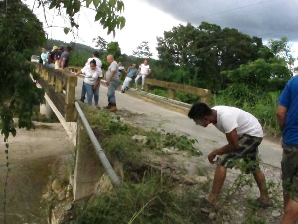 Los pobladores de Esparta, en el litoral de Honduras, temen quedar incomunicados si el Gobierno no les repara el puente lo antes posible.
