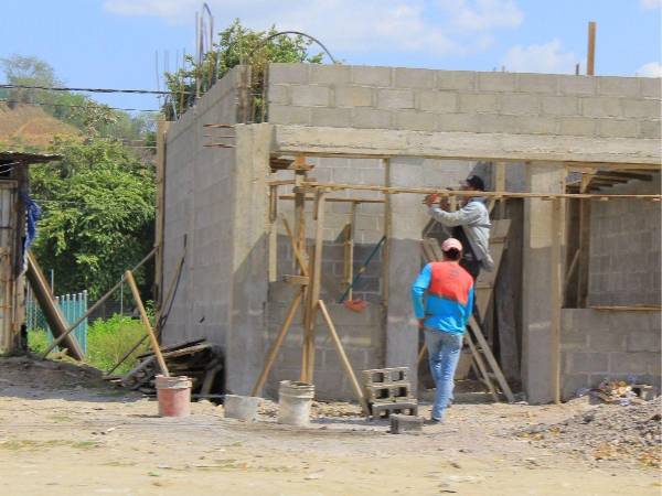 Honduras registra un déficit habitacional de 1.6 millones de viviendas, del cual el 40% corresponde a la necesidad de nuevas viviendas y el 60% a mejoras de las existentes. Además, el 92% de la demanda insatisfecha se concentra en hogares con ingresos inferiores a dos salarios mínimos.