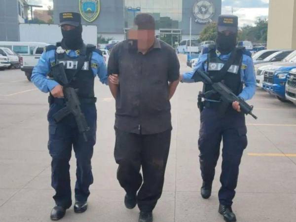 El individuo trabaja como guardia de seguridad y es residente del mismo sector.