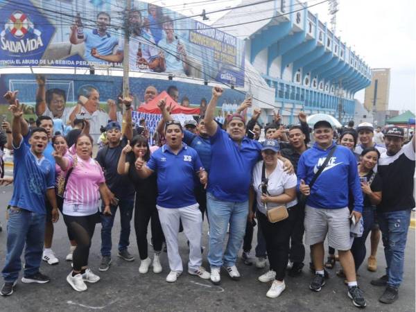 Un gran ambiente se vive en las afueras del recinto sampedrano.