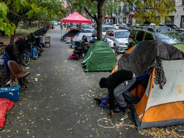 Personas sin hogar acampando en las calles de Nueva York.
