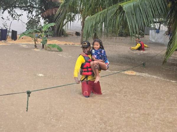 Bomberos realizando la evacuación de familias.