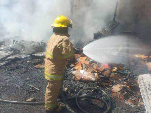 El esfuerzo y logística de los bomberos también es para atender incendios en basureros clandestinos que han incrementado denuncian los vecinos.