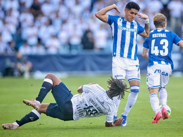 Luis Palma celebró otra gran noche europea al aportar una asistencia en el contundente triunfo del Lech Poznań, que quedó a un paso de avanzar en la UEFA Champions League. Foto EF.E.