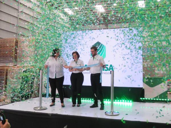 Daisy Barahona, gerente de ventas Honduras; Patricia Áviles, directora presidente; y Luis Diego Aguirreurreta, director regional de operaciones, durante el corte de cinta, rodeados de confeti.