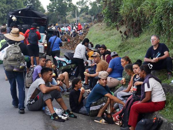 Un grupo de migrantes descansa durante un recorrido en caravana en el sur de México en una imagen de archivo.