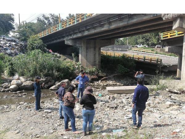 Los representantes de las compañías que participan en la licitación privada realizaron una visita de campo en los puentes gemelos de Las Brisas.