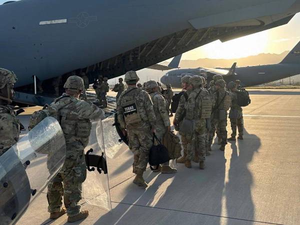 Integrantes de la Guardia Nacional de Texas embarcando en un avión rumbo a Chicago.