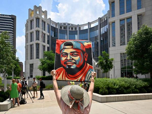 Una activista muestra una imagen de Kilmar Ábrego García.