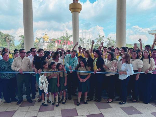 Autoridades educativas junto a estudiantes inauguran año escolar en la institución Mhotivo en San Pedro Sula.