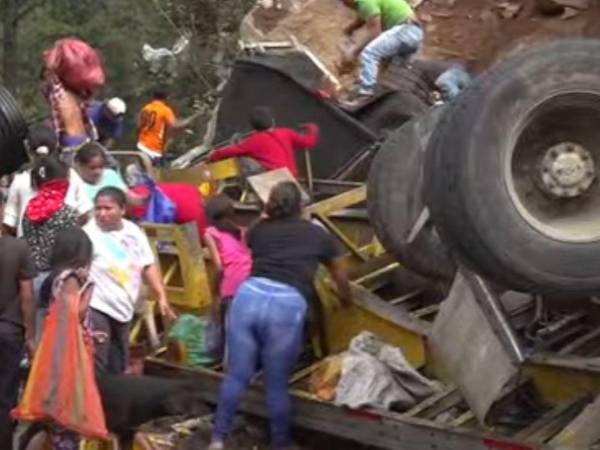 Pobladores de la zona saquearon la rastra llena de refrescos en la zona del accidente.