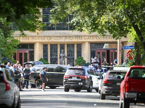 La policía responde a un tiroteo en la Escuela Católica Annunciation en Minneapolis, Minnesota, EE. UU.