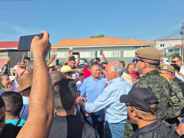 El alcalde Edgardo Ramírez y pobladores de Esparta expusieron al presidente Nasry Asfura la necesidad de concluir la pavimentación del acceso al municipio.