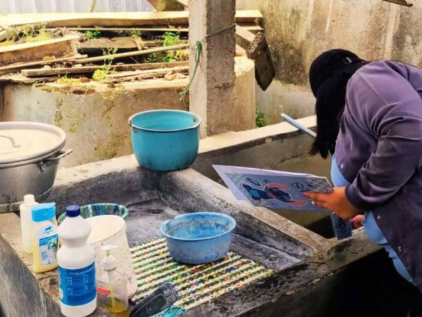 Personal de salud realiza jornadas de fumigación y eliminación de criaderos del zancudo Aedes aegypti en distintas comunidades.