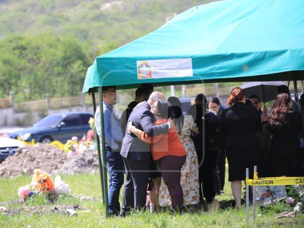 El dolor que dejó la tragedia en Loarque se trasladó este miércoles a un cementerio de Tegucigalpa, donde familiares, amigos y vecinos dieron el último adiós a Claudia Suyapa Garay, la primera víctima identificada tras el derrumbe que sepultó varias bodegas de una empresa en el anillo periférico.