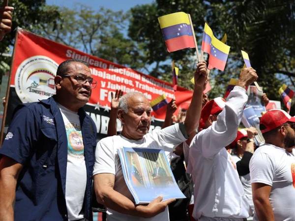 En Caracas, decenas de personas protestaron este martes junto con sindicalistas