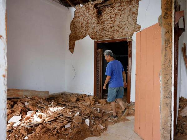 Jorge Martínez observa este domingo, los daños que afectaron su casa colonial de aproximadamente 180 años, ocasionados por el terremoto de magnitud 7,7 ocurrido este viernes en Macaracas (Panamá).