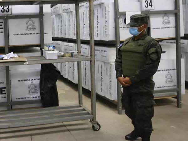 Foto de archivo de maletas electorales.