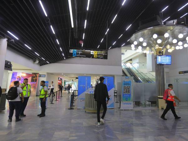 Pasajeros se desplazan por el aeropuerto internacional Ramón Villeda Morales en San Pedro Sula, Honduras.