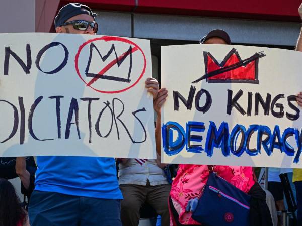 Manifestantes durante la protesta No Kings (No queremos reyes) en West Palm Beach, Florida.