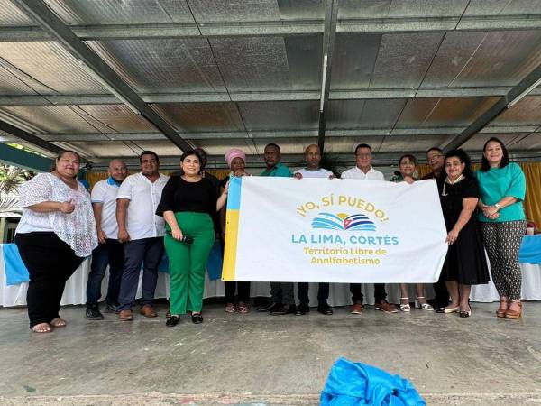 Autoridades de Educación en la declaratoria de libre de analfabetismo del municipio de La Lima, Cortés.