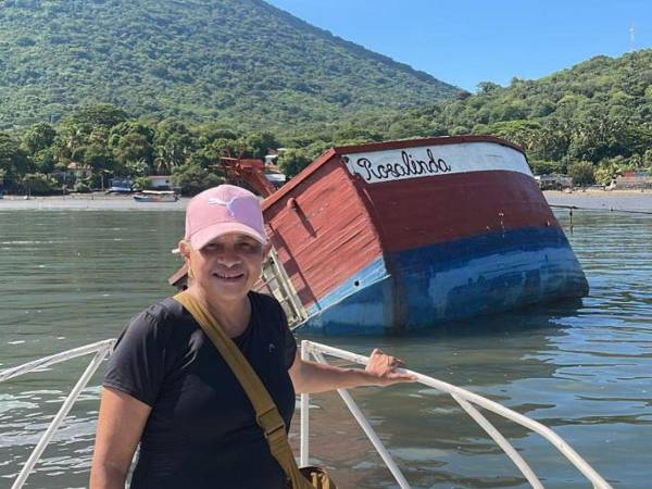 Los esfuerzos por acercar el velero Rosalinda a la playa El Tamarindo no se detienen, ni siquiera durante el Feriado Morazánico. Obreros y pescadores trabajan sin descanso junto a su propietaria, María Mercedes Jaime, quien asumió el reto de rescatar la embarcación.