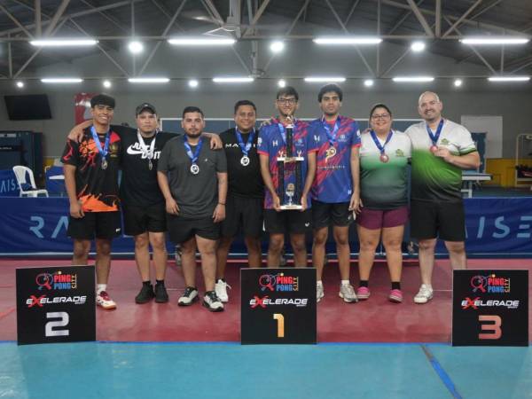 El torneo empresarial, que reunió a 14 equipos, consolidó su prestigio como uno de los eventos más esperados por los amantes del tenis de mesa en San Pedro Sula y alrededores. En foto, los tres primeros lugares de la Categoría A.