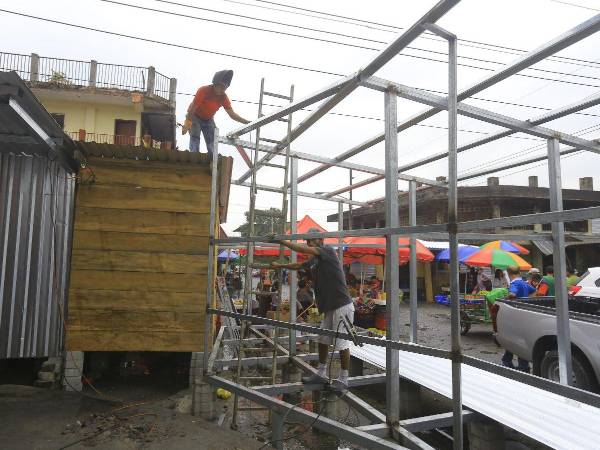 Los vendedores estacionarios están levantando sus puestos y otros lo hicieron mediante préstamos y aportaciones a sus asociaciones.