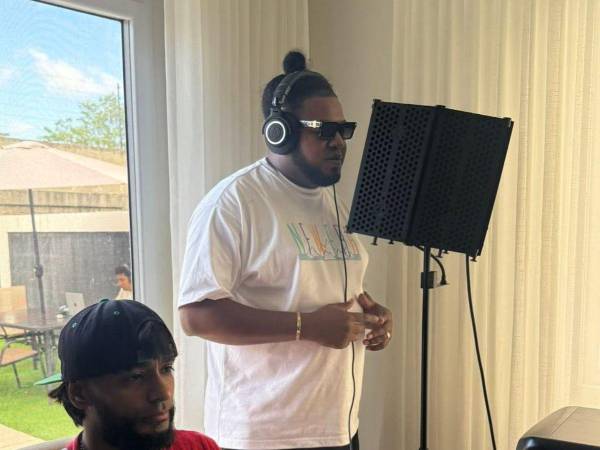 El popular creador de contenido Saúl Fox, mejor conocido en redes sociales como “La More”, ha sorprendido a sus seguidores al anunciar oficialmente su incursión en el mundo de la música.