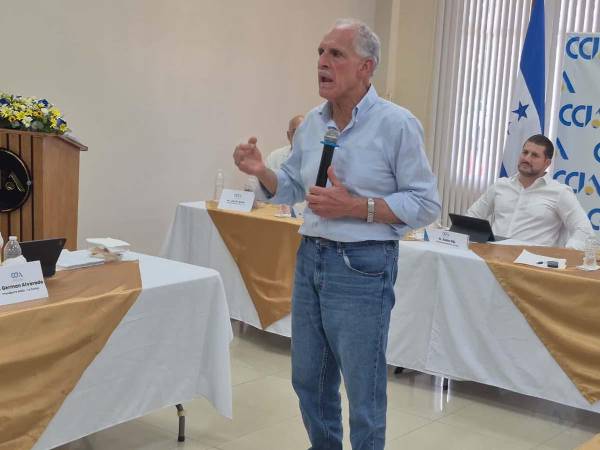 El presidente Nasry Asfura durante la reunión con empresarios y autoridades del litoral Atlántico, donde abordó proyectos de inversión e infraestructura para la región.