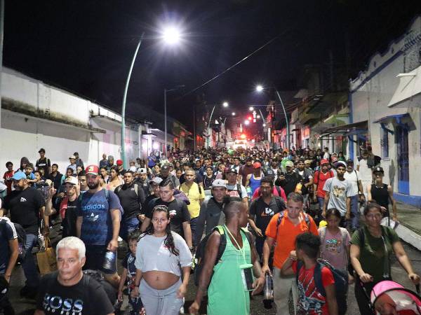 Cientos de migrantes partieron en caravana desde Tapachula este miércoles.