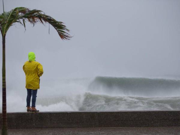 Erin se intensifica en el Atlántico y se espera que se convierta en huracán este jueves.